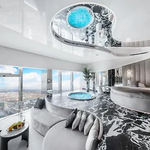 Sky Tower Z Jakuzzi Przy Oknie Wroclaw
